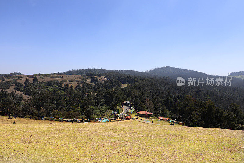 在晴朗的天空下，春天的Pagalkod Mund, Ooty，泰米尔纳德邦景观的美丽风景